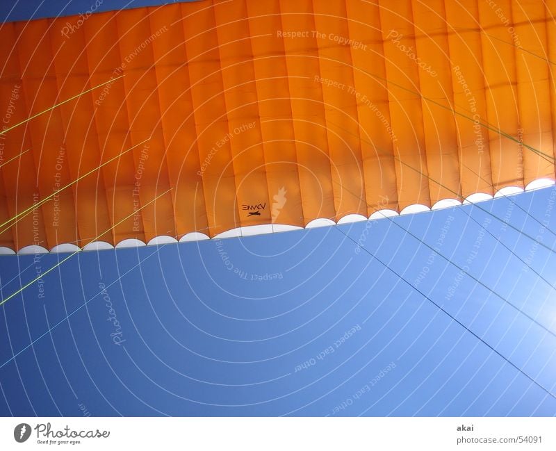 Airborne Colors betriebsbereit Gleitschirm Gleitschirmfliegen Farbenspiel himmelblau Starterlaubnis orange Kontrast Kontrollblick Schauinsland Sport Luftverkehr
