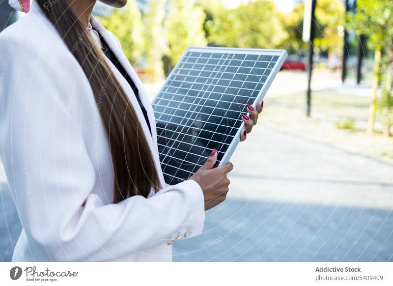 Bäuerin mit Solarpanel Geschäftsfrau solar Panel Batterie Gerät Energie tragbar Kraft Öko Ökologie Frau Straße urban Stil Sonne Großstadt Sonnenlicht modern