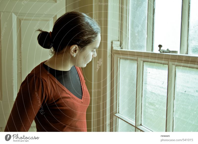 blick hinaus Mensch feminin Junge Frau Jugendliche Erwachsene 1 Fenster Blick historisch schön ruhig Traurigkeit Sorge Trauer Enttäuschung Einsamkeit verstört