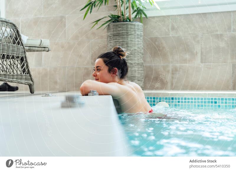 Junge Frau entspannt im Pool Wasser räkeln Resort Kälte ruhen sich[Akk] entspannen Urlaub Erholung Badebekleidung jung Sommer tagsüber eingetopft Pflanze