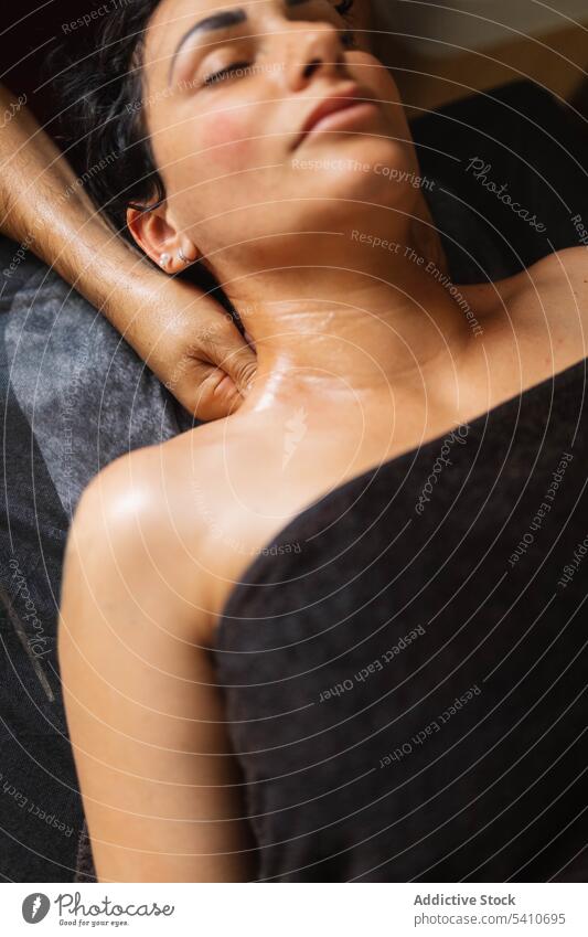 Crop Masseur Behandlung Frau Nackenmuskeln im Salon während des Tages Mann Massage Hals sich[Akk] entspannen Augen geschlossen Therapeut geduldig Finger kneten