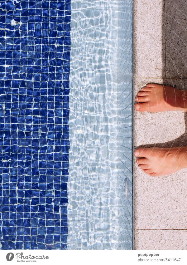 Sprung ins kalte Wasser – Füße vor einem Schwimmbecken Fuß Barfuß fuesse Zehen Füße zusammen Füße auf dem Boden Außenaufnahme Schwimmbad Schwimmen & Baden