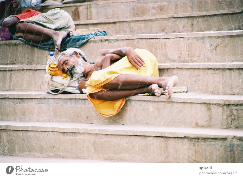 sleep schlafen ruhen Indien Asien Bart gelb Varanasi Hinduismus Religion & Glaube Siesta Staub Barfuß Erholung beard nap steps dreckig dirt dirty poor Arme Erde