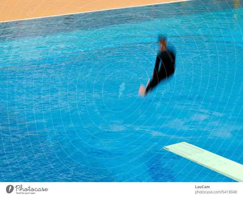 Kurz vorm Eintauchen - Sprung ins kalte Wasser Turmspringen Schwimmbad eintauchen Arschbombe Wassersport Sprungbrett Freibad schwimmen Schwimmen & Baden