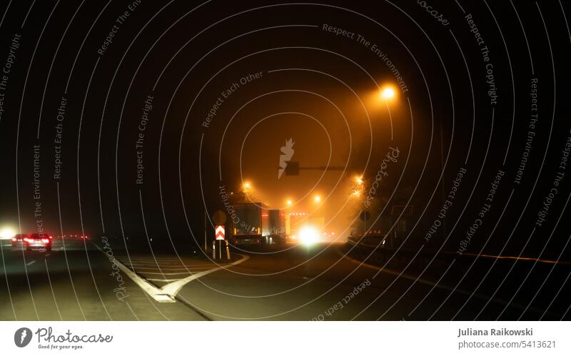 Straße bei Nacht und Nebel Autofahrt Autofahren ruhig Ausflug Menschenleer Außenaufnahme Farbfoto Textfreiraum oben Verkehr Verkehrswege Straßenverkehr PKW