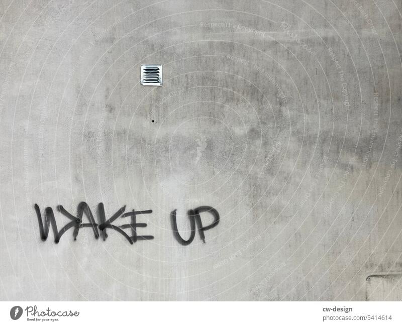 „WAKE UP“ an eine Fassade gesprüht mit Entlüftung Streetart Schmiererei Graffiti streetart Schriftzeichen Wandmalereien Jugendkultur Mauer Subkultur urban Kunst