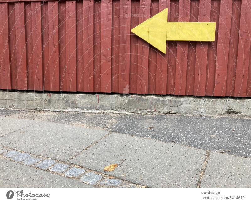 Gelber Pfeil Dänemark gelb Holz Menschenleer Farbfoto