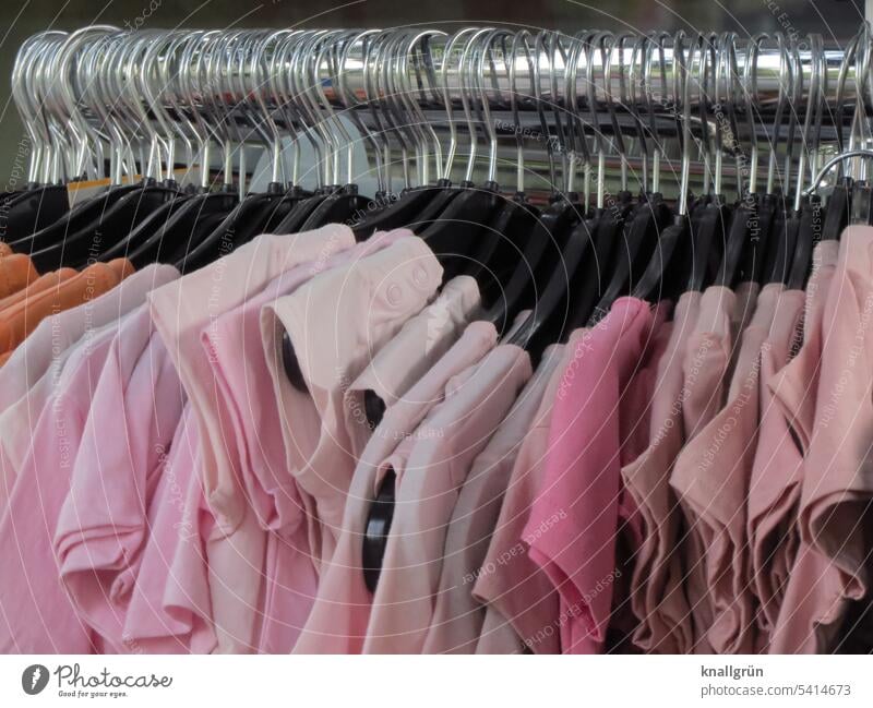 Rosa T-Shirts rosa Bekleidung Kleiderbügel Mode hängen Kleidung Bügel Kleiderstange Textil Einzelhandel Stoff kaufen Sale silber schwarz glänzend Outfit