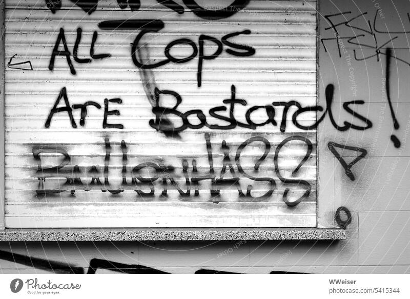 Manche Menschen haben eine starke Abneigung gegen Polizisten Polizei Graffiti Schrift Bullen Bullenhass Wut Hass Parole Schriftzeichen Mauer Wand Fenster