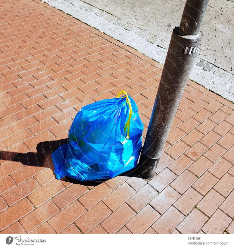 Das Sammeln ist des Müllers Lust | den gesammelten Müll im Sack haben Müllsack blau Laterne Pflaster Gehweg Innenstadt Fußgängerzone Bürgersteig Ordnung
