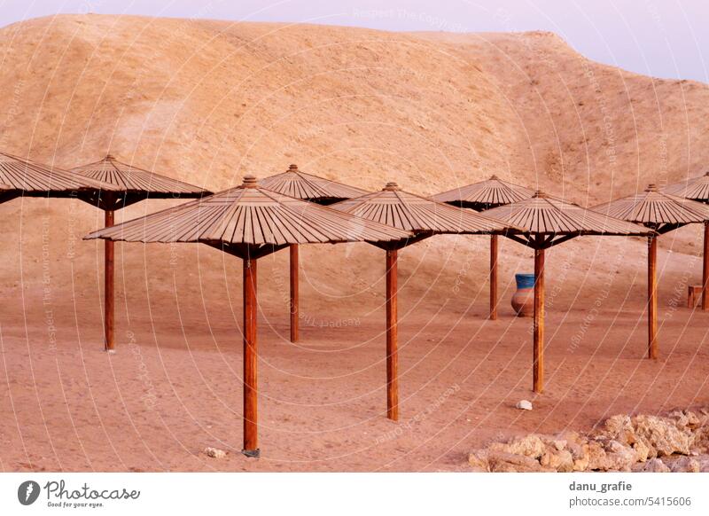 Holzsonnenschirme am Strand in Ägypten mehrere sonnenschirme Sonnenschutz schattenspender Sommerurlaub Meer Ferien relax Außenaufnahme Ferien & Urlaub & Reisen
