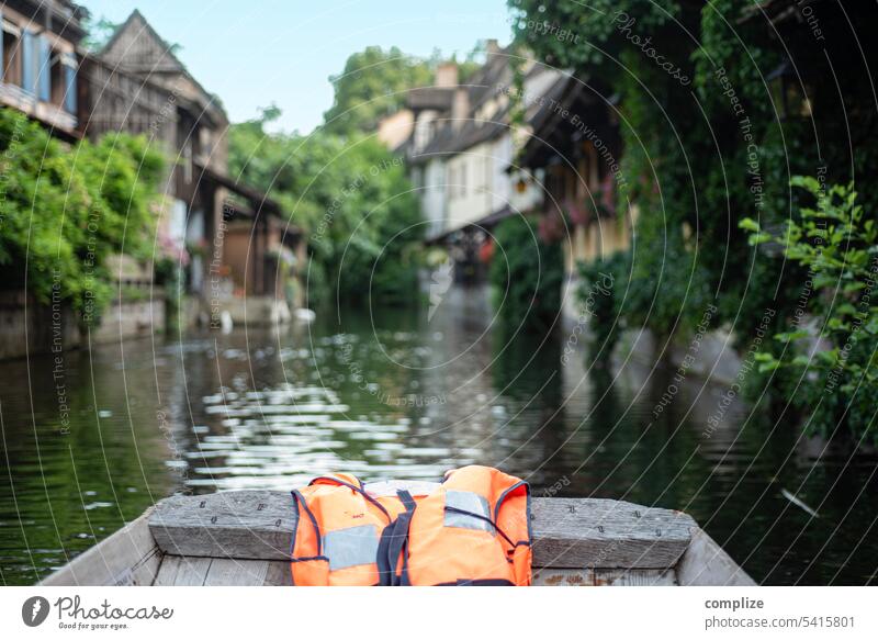 Auf dem Fluß Lauch durch Colmar Fluss Idylle Wasser Schwimmweste Kanal Klein Venedig Bootsfahrt Schifffahrt bootfahren schwimmen lauch treiben lassen Ruhe