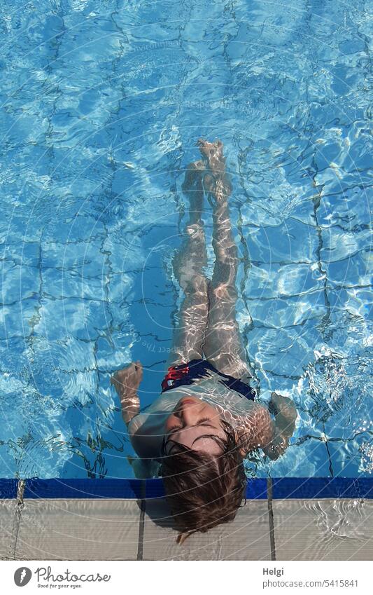 kleiner Genießer Kind Mensch Freibad Schwimmbad Schwimmbecken Wasser Schwimmbadrand liegen genießen Sommer Freude Schwimmen Schwimmen & Baden Freizeit & Hobby