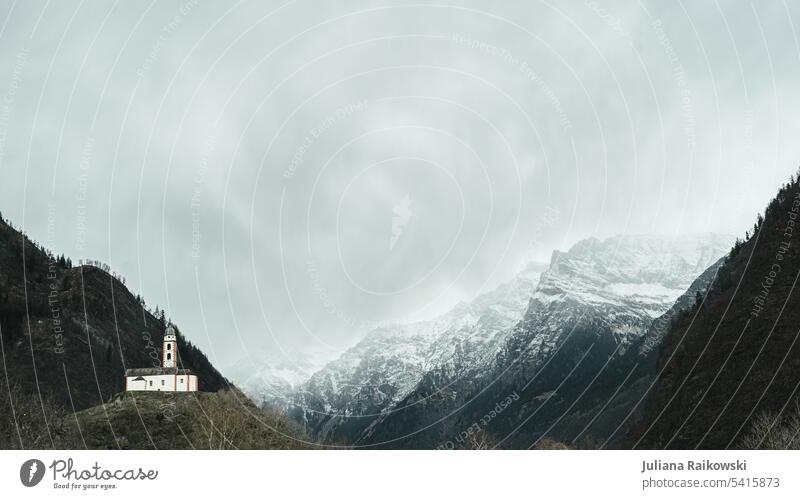 Kapelle in wunderschönem Alpenpanorama in der Schweiz Tag Himmel Umwelt Freiheit Tourismus Panorama (Aussicht) Gipfel Berge u. Gebirge Landschaft Natur Farbfoto