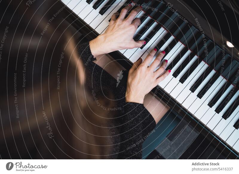 Draufsicht auf die abgeschnittenen Hände beim Klavierspielen Frau Spielen Musiker elegant Raum Pianist Instrument Keyboard Kunst Klang Leistung Melodie Klassik
