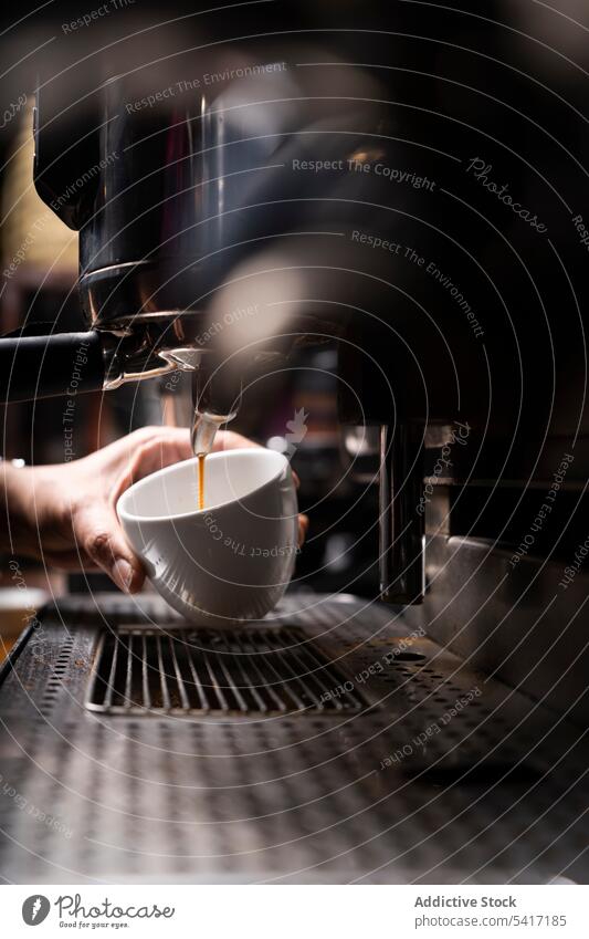 Barista mit Kaffeemaschine Maschine professionell Hand Gerät Café Werkstatt Herstellerin Dienst Beruf Mitarbeiter Erwachsener Person Herstellung Beteiligung