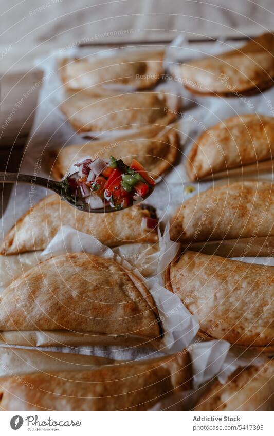 Backblech mit komponierten, frisch gebackenen Pasteten Patty Bäckerei golden Tablett Lebensmittel traditionell Küche selbstgemacht geschmackvoll lecker Snack