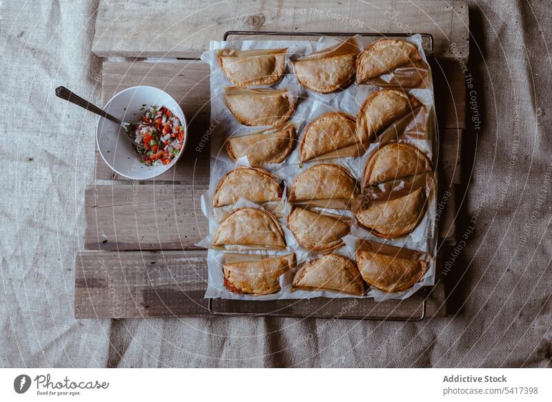 Backblech mit komponierten, frisch gebackenen Pasteten Patty Bäckerei golden Tablett Lebensmittel traditionell Küche selbstgemacht geschmackvoll lecker Snack