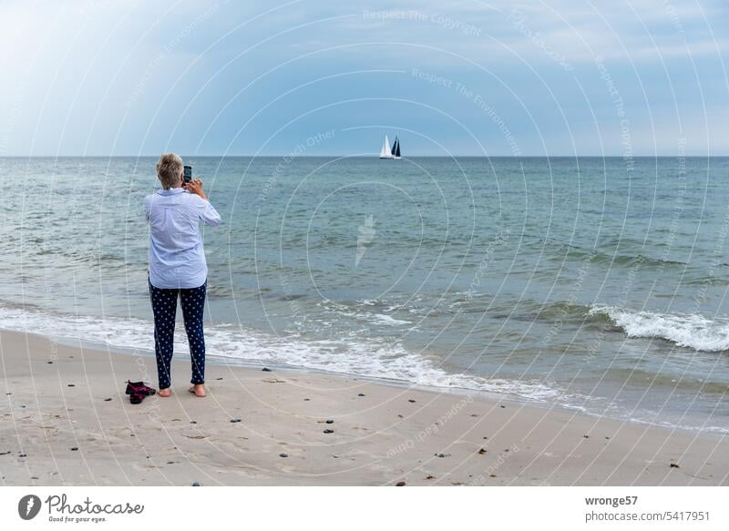 Frau am Strand fotografiert Segelboote auf der Ostsee Sommer Fotografieren mit dem Telefon fotografieren Meer Sand Küste Wasser Himmel Ferien & Urlaub & Reisen