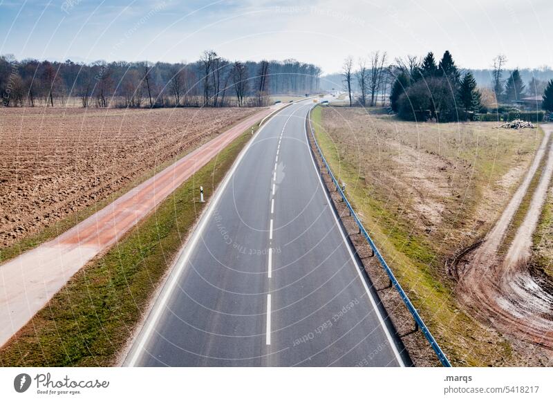 Wege und Pfade Wege & Pfade Straße Landstraße Verkehrswege Perspektive Mobilität reisen Schönes Wetter überlandfahrt Wiese Vogelperspektive Straßenverkehr