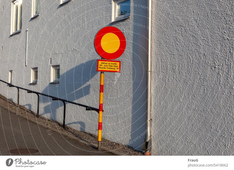 Verkehrsschild in Schweden Hauswand Fassade Fenster Fallrohr Straße Handlauf bergauf Verbotsschild Verkehrszeichen Verbot für Fahrzeuge aller Art rot-gelb