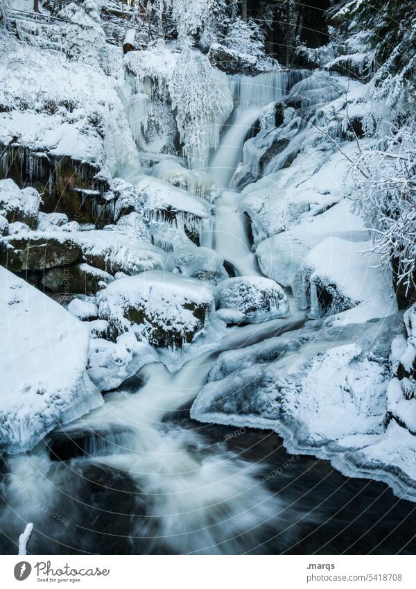 Wasserlauf kalt Wasserfall Frost Eis Winter Natur Jahreszeiten Kälte Eiszapfen Bewegungsunschärfe Winterstimmung gefroren weiß Fluss vereist eingefroren fließen