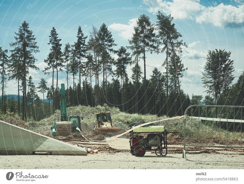 Randerscheinung Straßenrand Baustelle Straßenbau Tschechien Landschaft Bäume hoch Nadelbäume Momentaufnahme Pause Geräte Utensilien Maschinen Absperrgit