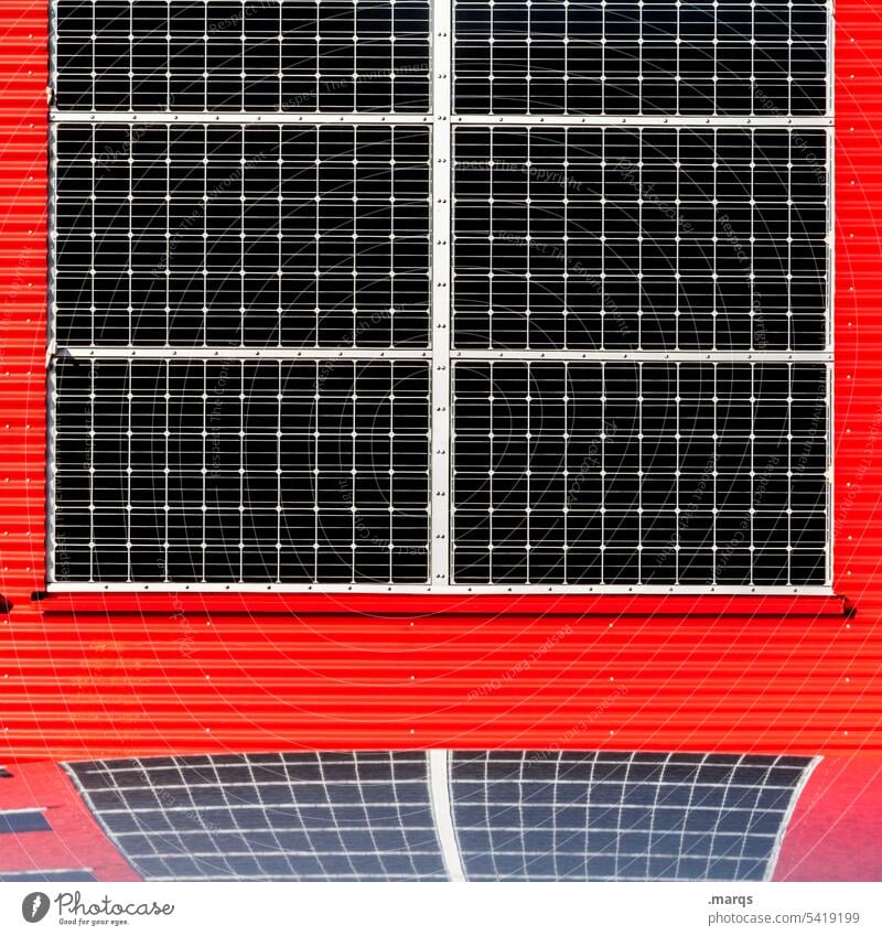 Solarzellen an roter Wand Nahaufnahme umweltfreundlich Sonnenenergie Erneuerbare Energie Zukunft Energiewirtschaft Stromverbrauch alternativ Umweltschutz sparen