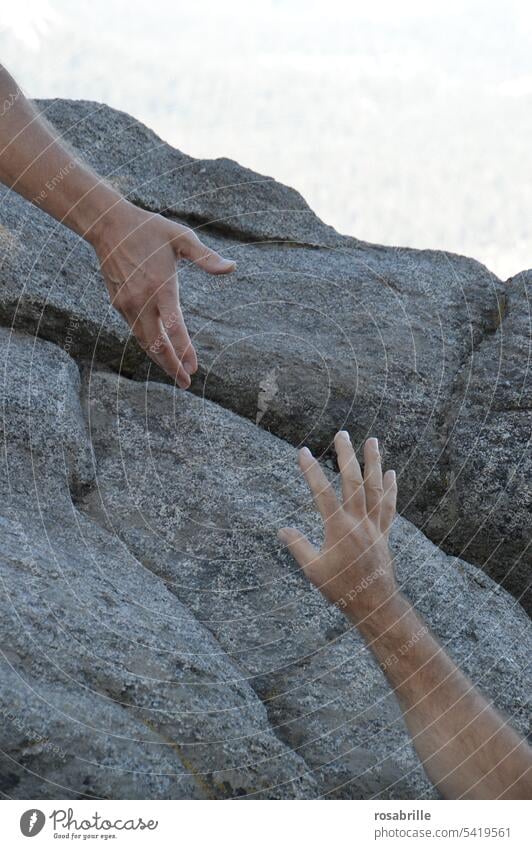 eine helfende Hand | hilfreich Hilfe Hände Abgrund Felsen klettern strecken ausstrecken ergreifen Not Rettung retten Angebot Hilfsangebot hochziehen Menschen