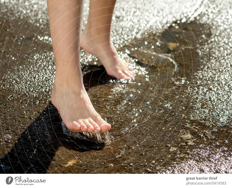 Nach dem Sommerregen fuesse nass heiß Außenaufnahme Beine Erholung Barfuß Zehen Fuß Wasser Mädchen Pfütze Straße Erfrischung Spiegelung Asphalt auf der straße
