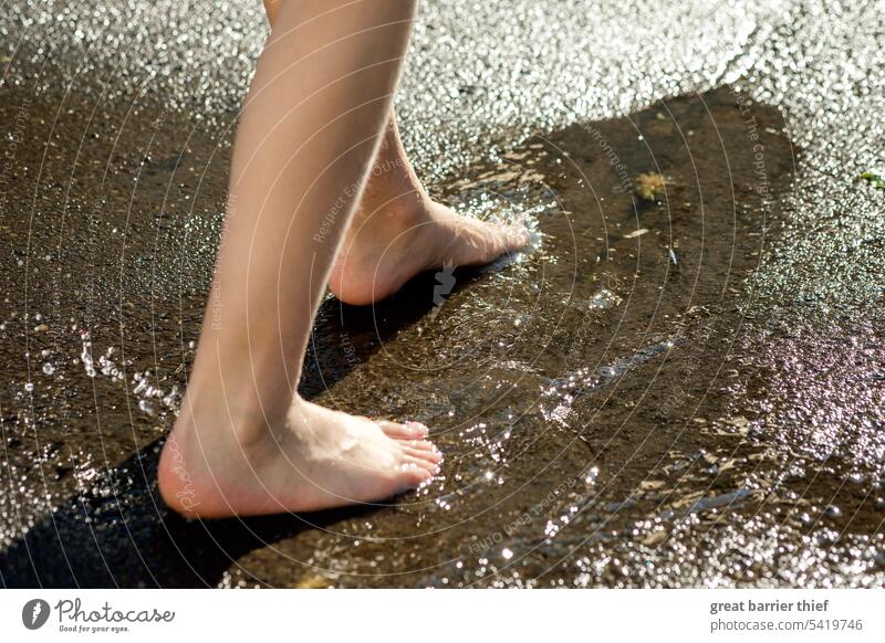 Füße auf nasser Straße fuesse Sommer heiß Außenaufnahme Beine Erholung Barfuß Zehen Fuß Wasser Mädchen Pfütze Erfrischung Spiegelung Asphalt auf der straße