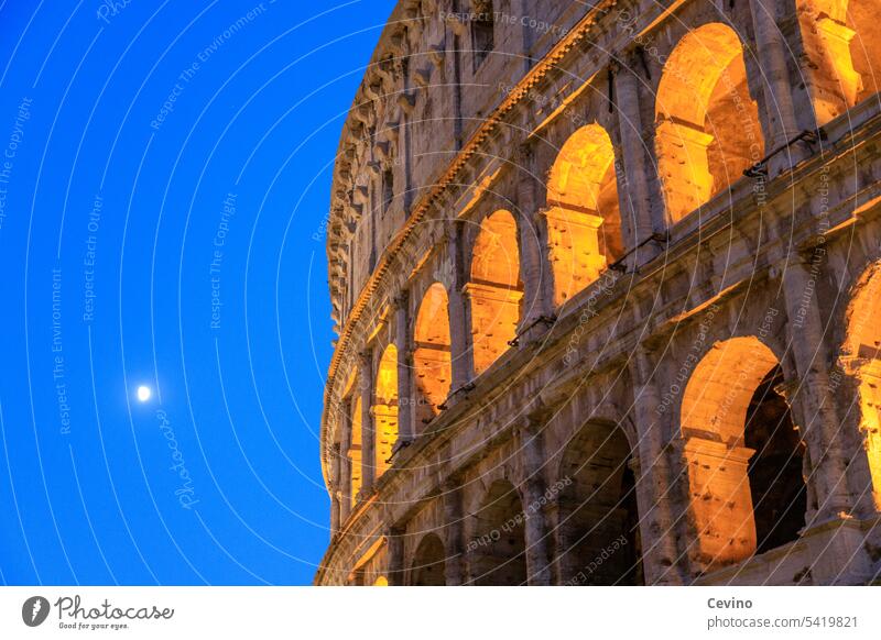 Kolosseum in Rom Kolosseum Rom blaue Stunde Mond Wolkenloser Himmel Komplementärfarbe Harmonie Tourismus Sightseeing Italien antik Theater Amphitheater Historie