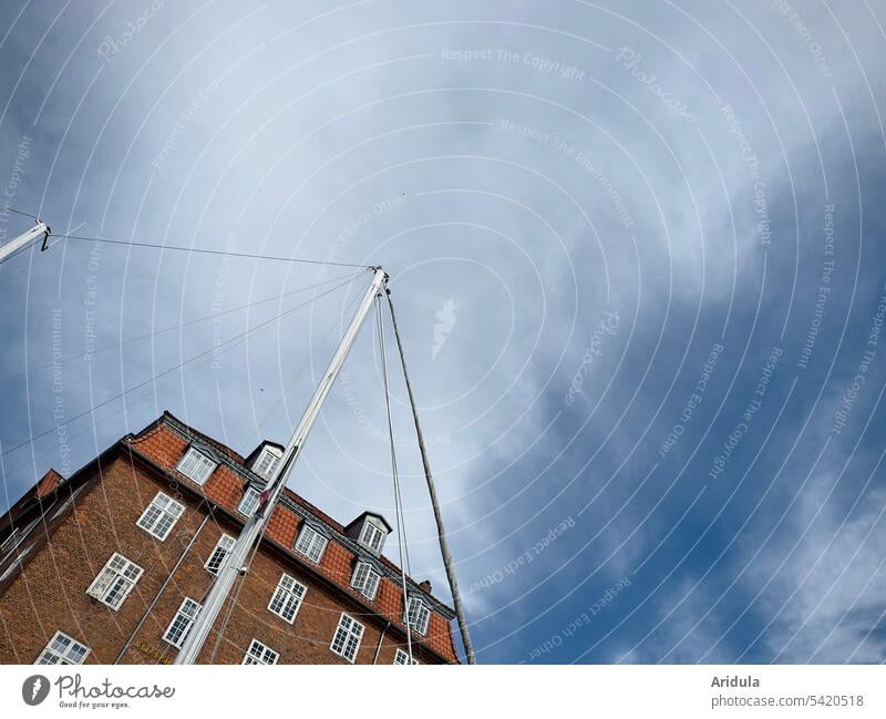 Schiffsmast und Haus in Schieflage vor bewölktem Himmel schief Mast Hafen Altbau Schifffahrt Segelboot Wolken Fenster Backsteinbau Ferien & Urlaub & Reisen