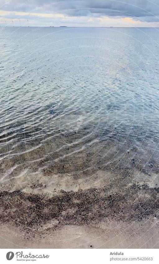 Klare Ostsee Meer Strand Wasser Steine Kies blau hellblau Windkraftanlage Küste Landschaft Natur Ostseeküste Himmel Ferien & Urlaub & Reisen Horizont Dänemark