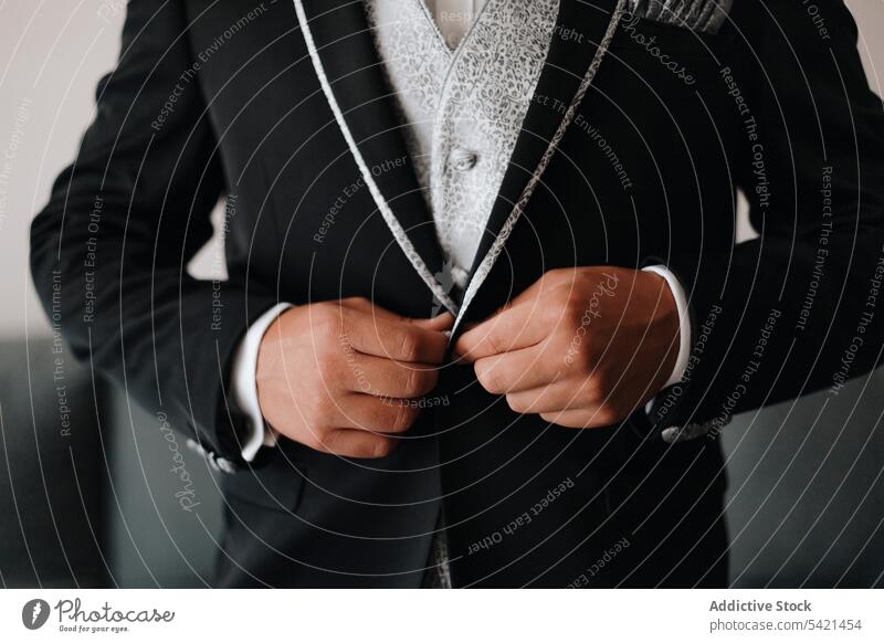 Eleganter Bräutigam beim Zuknöpfen des Hochzeitsanzugs Mann striegeln Anzug Jacke Schaltfläche Stil Mode elegant stilvoll männlich Anlass Reichtum Bekleidung