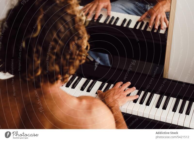 Unbekannter Mann spielt zu Hause Klavier spielen Probe Musiker Melodie Instrument üben Pianist männlich Fähigkeit Klang Keyboard heimwärts Spieler unterhalten