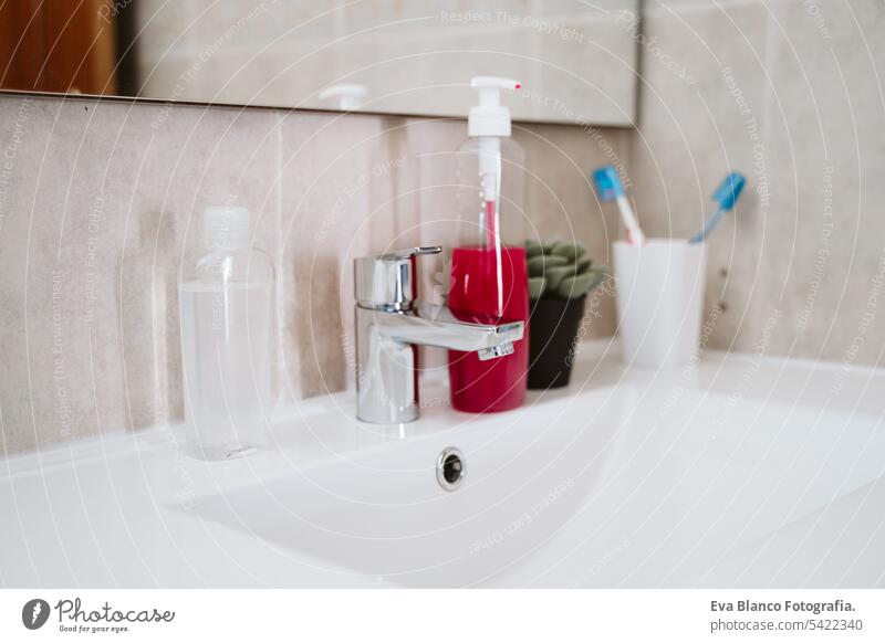 ein modernes und sauberes Badezimmer mit alkoholischem Desinfektionsmittel, Seife und Zahnbürsten. Niemand. Konzept des Coronavirus covid-19 Wäsche waschen