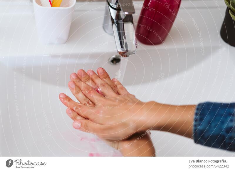 unerkennbare Frau beim Händewaschen an einem Waschbecken mit Seife. Coronavirus covid-19 Konzept Wäsche waschen Corona-Virus zu Hause bleiben Alkohol Hygiene