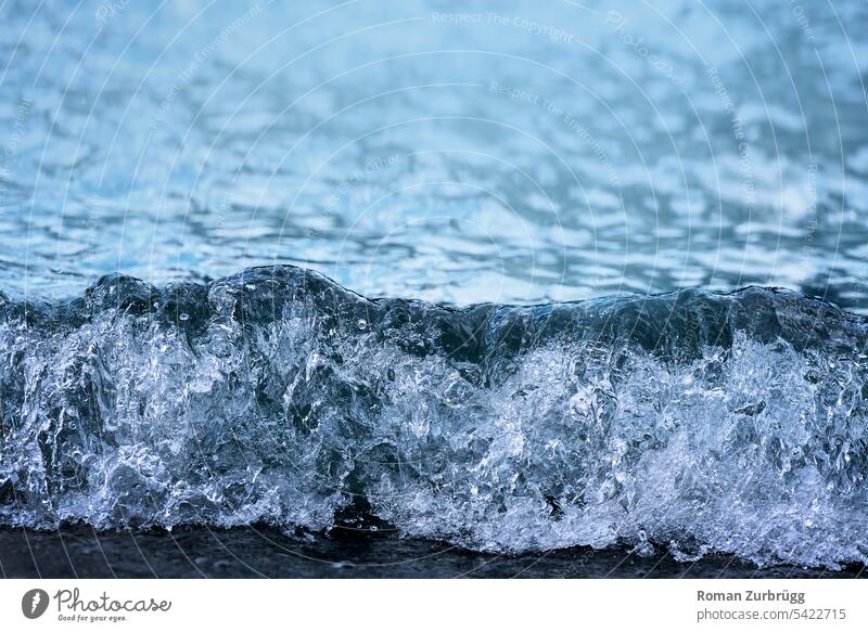 Eine (Ablehnungs-)Welle rückt mir auf die Pelle Wasser Wasseroberfläche Oberfläche Element Wellen Quelle Tafelwasser rein sauber Textur dynamisch blau liquide