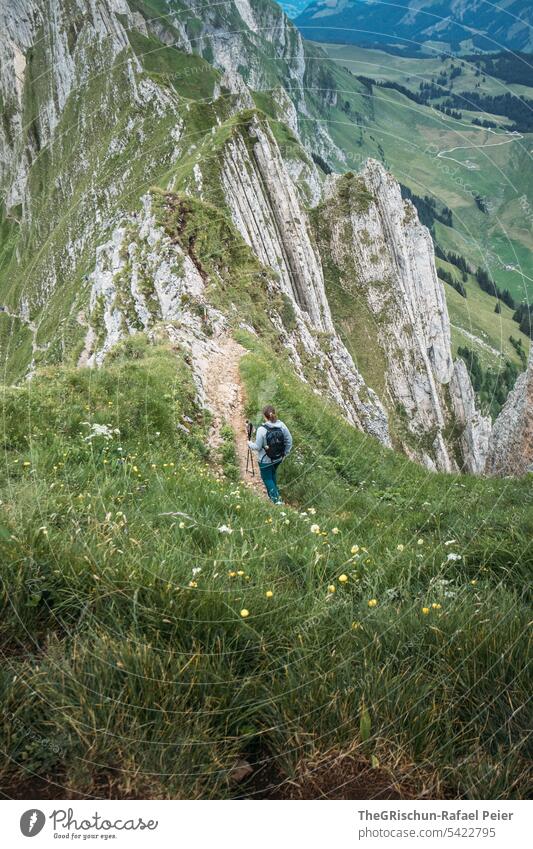 Frau wandert auf Pfad in den schweizer Bergen Aussicht Panorama (Aussicht) Berge u. Gebirge Himmel Wolken Alpstein wanderland Appenzellerland Gras Steine Felsen