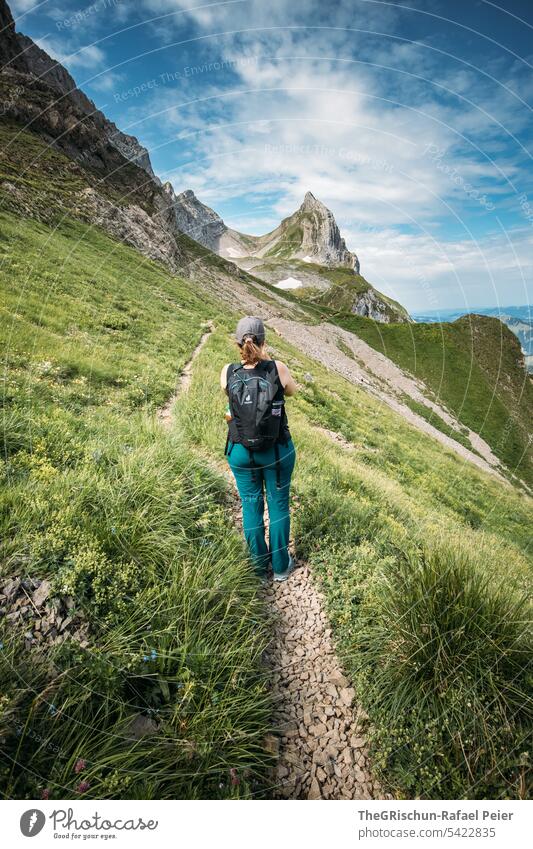 Frau am Wandern vor Berg und Hang Aussicht Panorama (Aussicht) Berge u. Gebirge Himmel Wolken Alpstein wanderland Appenzellerland Gras Steine Felsen laufen