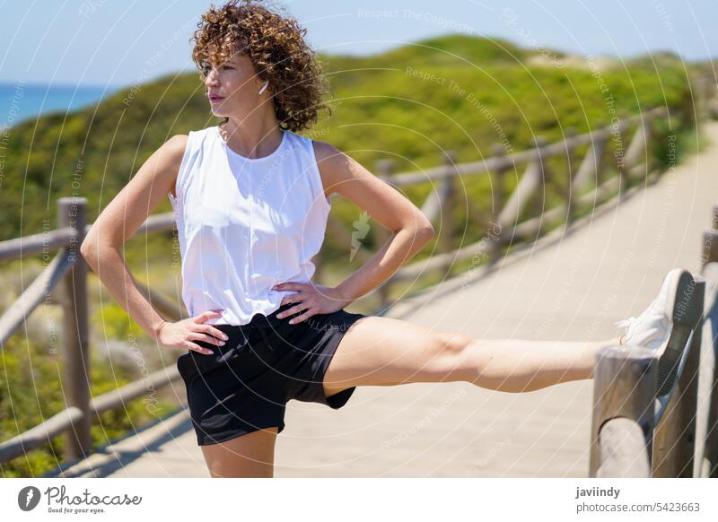 Ruhige Frau sitzt in Lotus-Pose auf Pier Yoga meditieren Asana Windstille Natur Zen Wellness Energie Achtsamkeit Sprit Konzentration positionieren Gesundheit