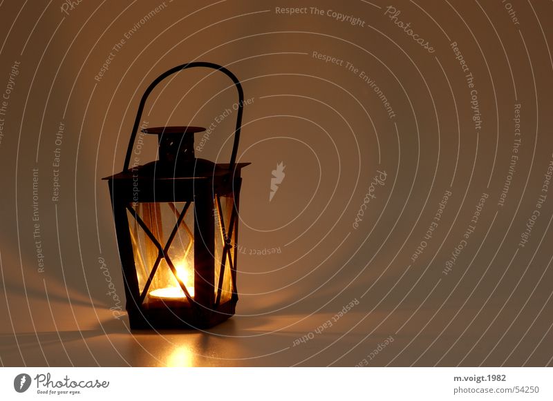 Laterne Farbfoto Studioaufnahme Nahaufnahme Textfreiraum rechts Hintergrund neutral Licht Schatten Lampe Kerze Kerzenschein Wärme Teelicht hängen Stimmung