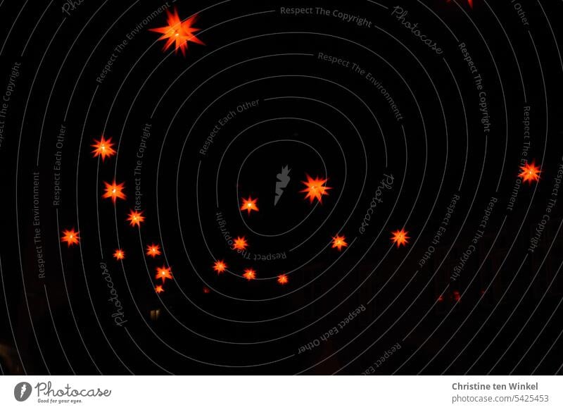 rot leuchtende Sterne schweben am Nachthimmel | lückenhaft Stern (Symbol) Beleuchtung Licht Weihnachten & Advent Herrnhuter Sterne Atmosphäre Weihnachtsstimmung