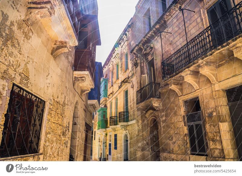 Traditionelle maltesische Kalksteinhäuser mit bunten Balkonen in den lebhaften Gassen der Altstadt von Birgu, Citta Vittoriosa ohne Gedränge.