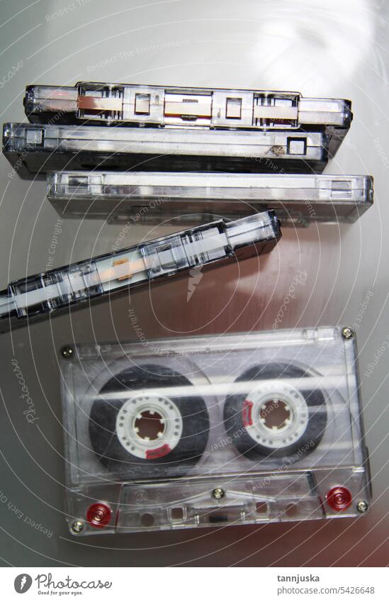 Alte Kassetten auf dem Tisch alt Klebeband Bänder Musik retro zuhören Medien Kunststoff Mangitola viele mischen
