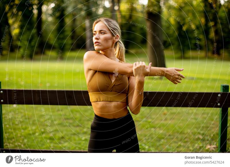 Hübsche junge Frau streckt sich im Park passen Fitness Person Übung Training Sommer Natur Gesundheit Lifestyle im Freien Schönheit Frühling schön sportlich