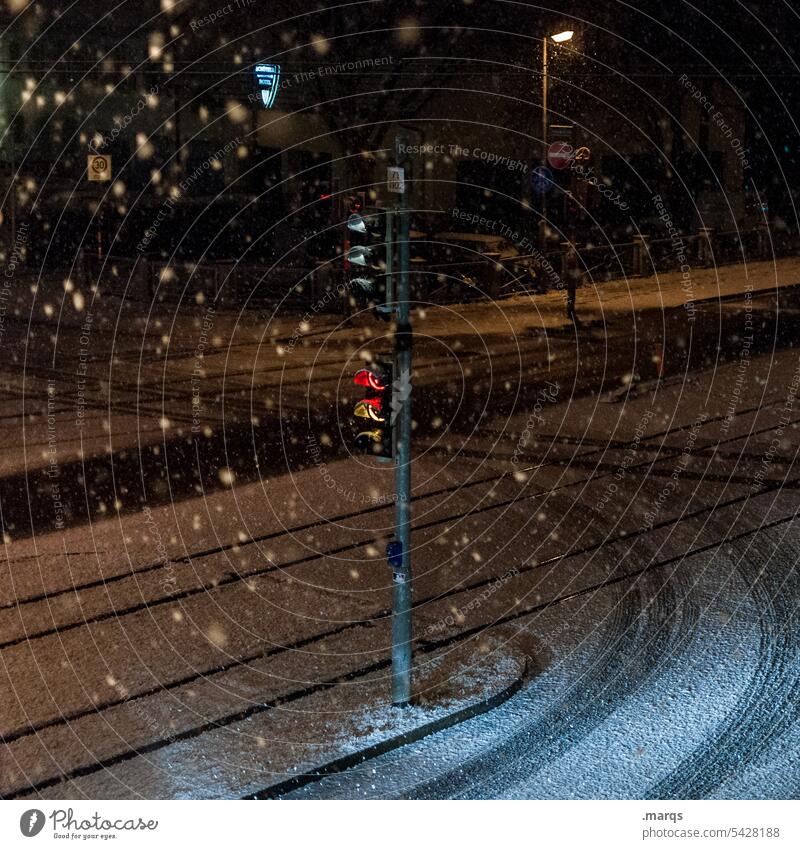 Im Winter schneit´s dunkel frieren Ampel schlechtes Wetter Schnee Kunstlicht Stimmung Verkehrszeichen Verkehrswege Stadt Frost Eis Klima Schneeflocke Nacht