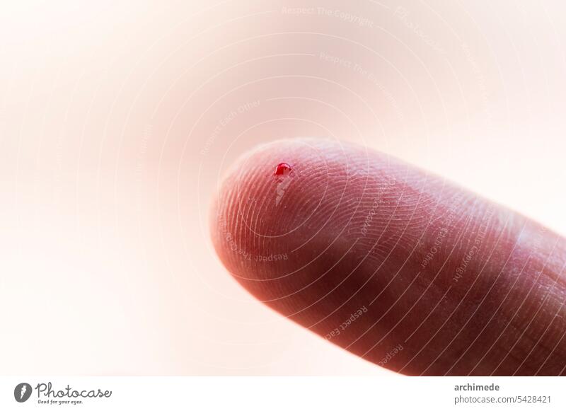 Blut am Finger anonym Körper prüfen Detailaufnahme Diabetes Tropfen Fingerabdrücke Hand Gesundheitswesen Index Makro Medizin Haut klein Zucker winzig Tipp Wunde