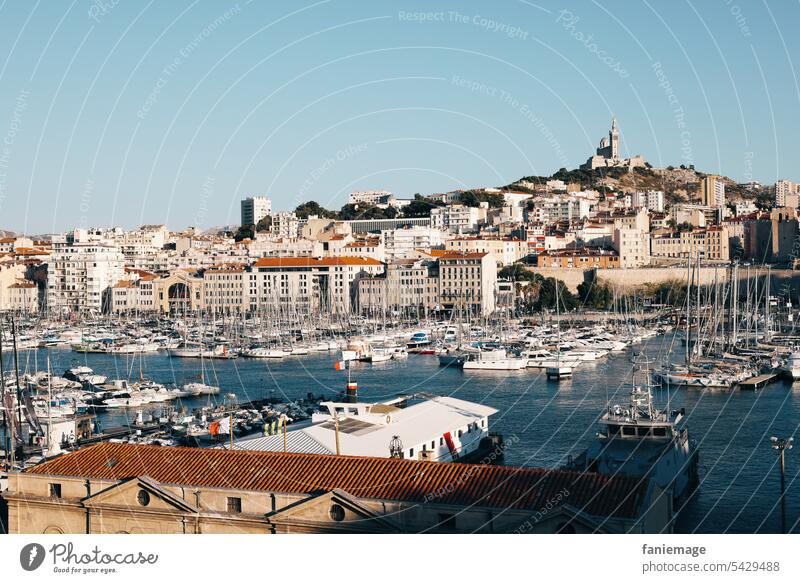 Vieux Port de Marseille mit Notre Dame de la Garde im Hintergrund Vieux-Port Alter Hafen Mittelmeer mediterran südfrankreich Provence Frankreich Stadt